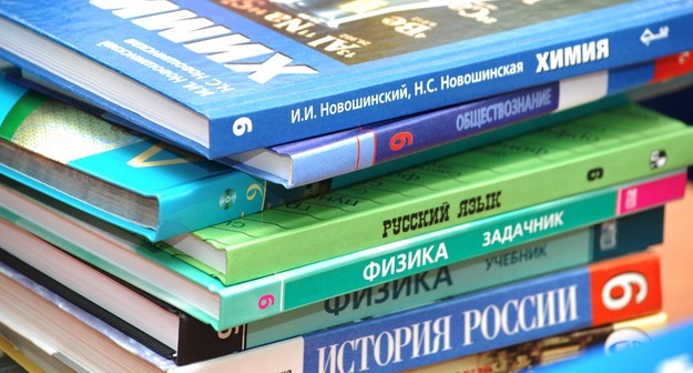Обеспечение учебниками учащихся средних и старших классов.